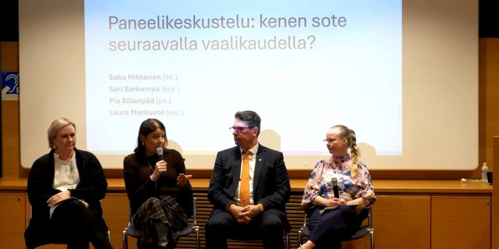 Paneelikeskustelu eduskunnan Kansalaisinfossa. Pia Sillanpää, Sari Sarkomaa, Saku Nikkanen ja Laura Meriluoto.